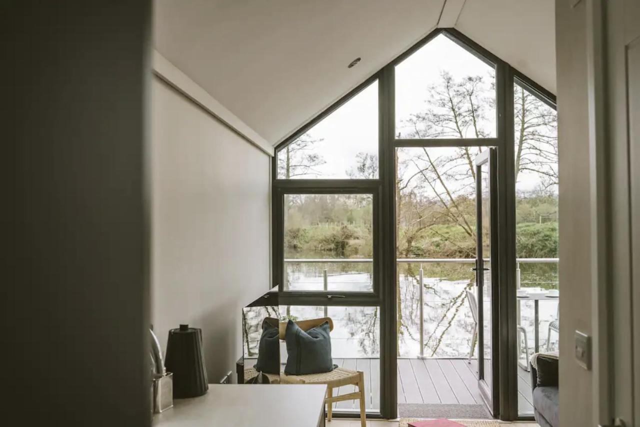 Water Cabin With Water Sports Equipment And Bikes, Bath 브리스틀 외부 사진