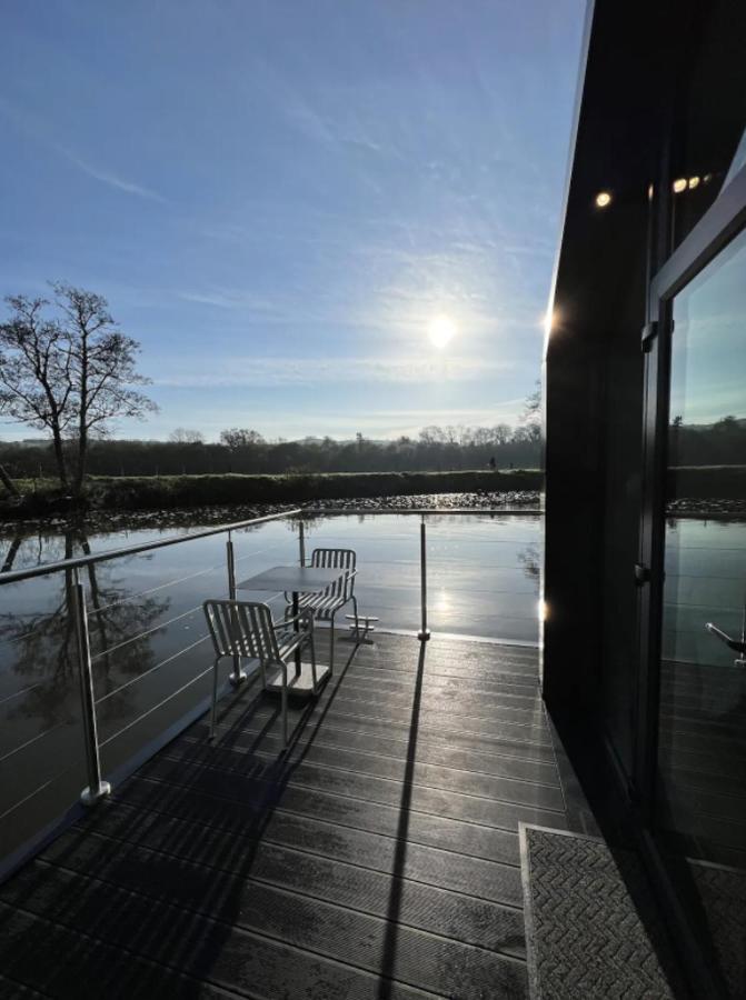 Water Cabin With Water Sports Equipment And Bikes, Bath 브리스틀 외부 사진